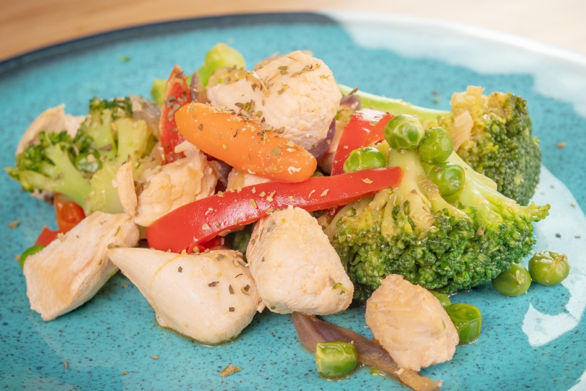 Sos receitas rápidas: perú no wok com legumes congelados - Receita