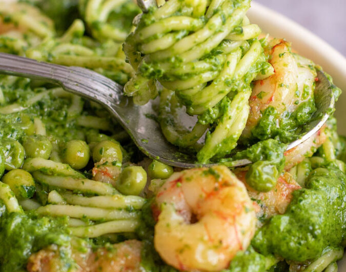 pasta com pesto de espinafres e ervilhas